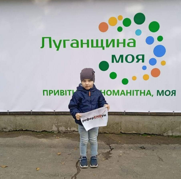 Переселенці з Луганщини у різних містах України виступають проти псевдореферендуму окупантів: фото