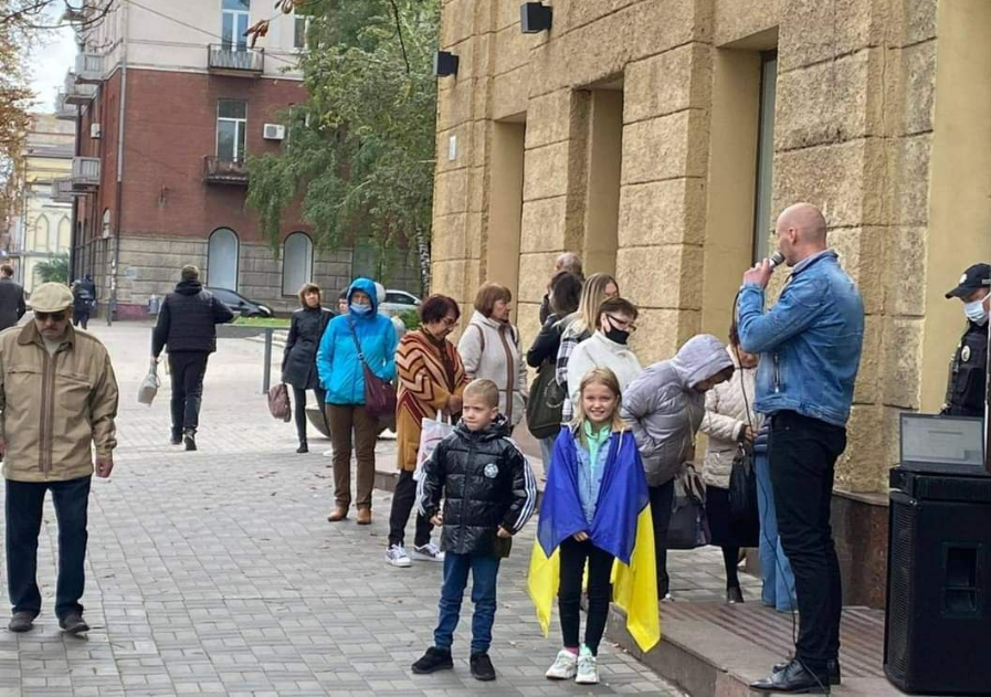 Переселенці з Луганщини у різних містах України виступають проти псевдореферендуму окупантів: фото