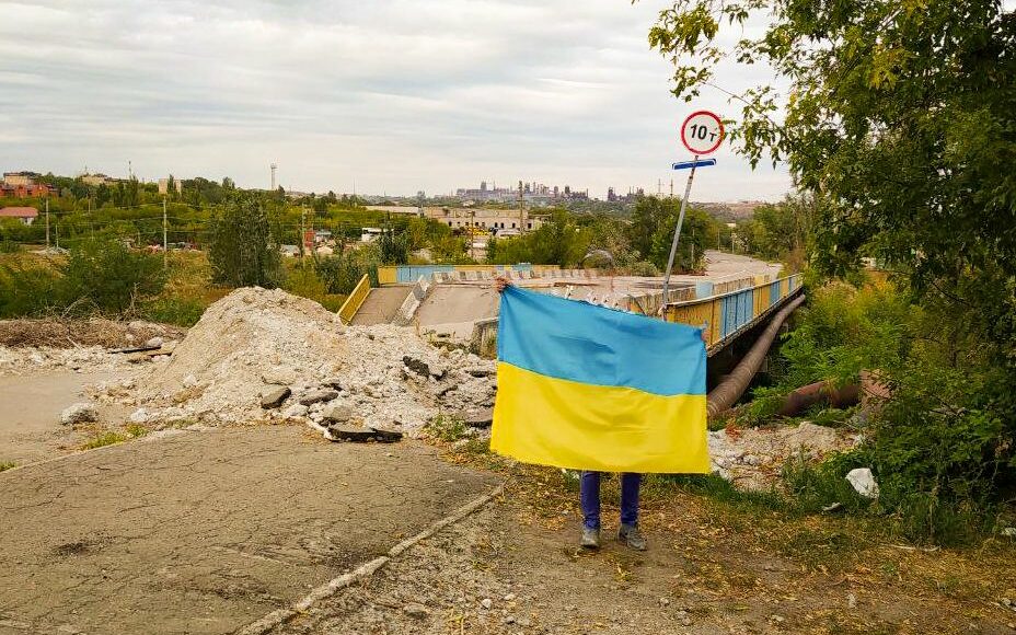 В оккупированном Мариуполе развернули украинский флаг в честь освобождения защитников города