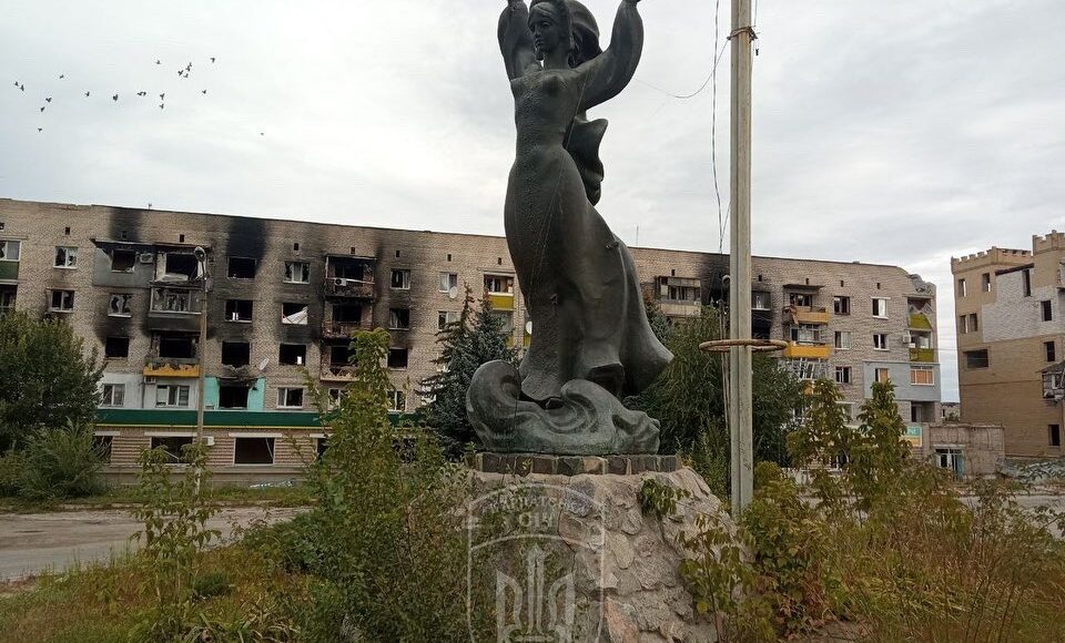 ВСУ подняли украинские флаги над горсоветом Изюма (фото, видео)