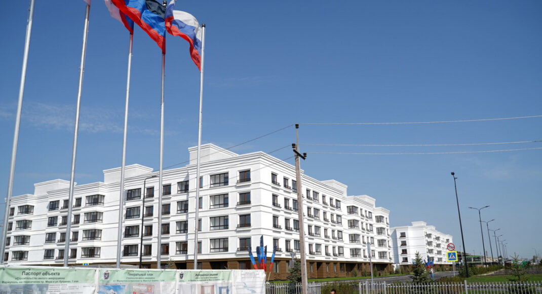 Оккупанты в Мариуполе похвастались открытием двух новых домов на фоне уничтоженного города