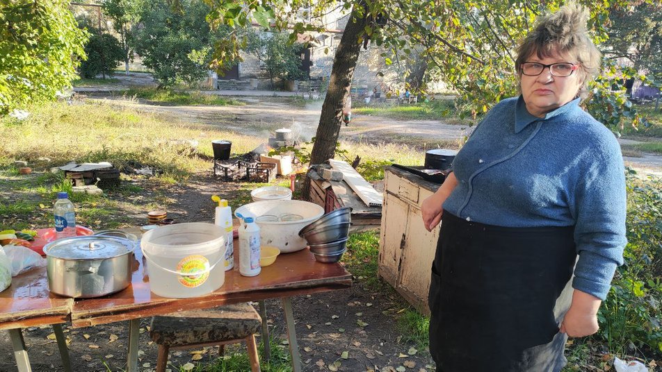 Картопля та борщ на багатті та хліб про запас: як виживають без світла та газу в деокупованому Лимані (відео)