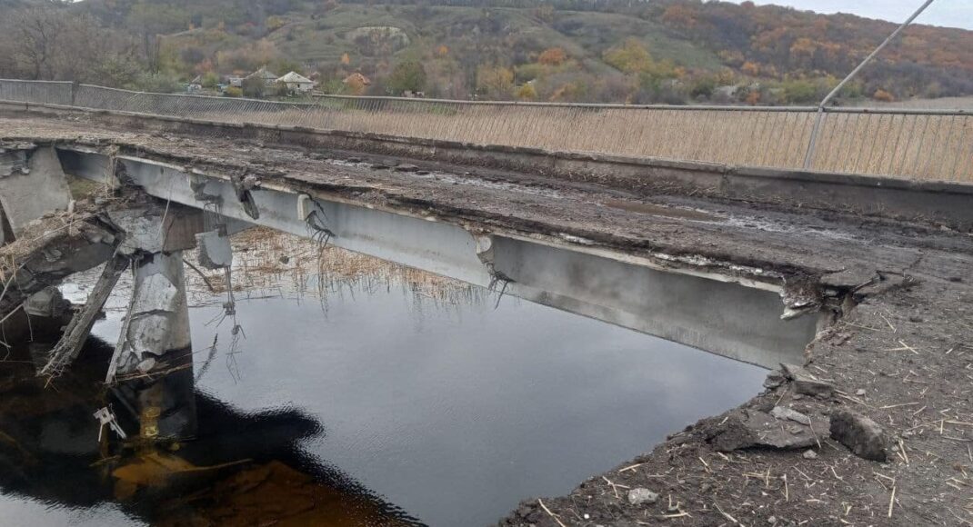 Россияне взорвали мост через реку Красная возле Краснореченского на Луганщине: фото