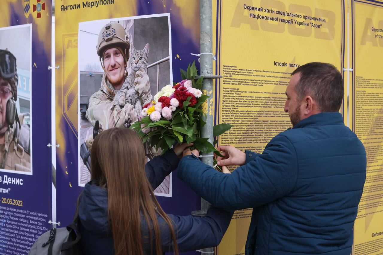 У Києві відкрили виставку "Полк Азов – янголи Маріуполя": фото