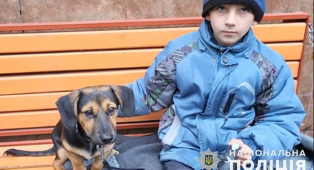 Полицейские спасли в Бахмуте мальчика, родителей которого убил российский снаряд