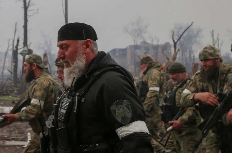В окупованому селі на Донеччині кадирівці пограбували житло колаборантки (відео)