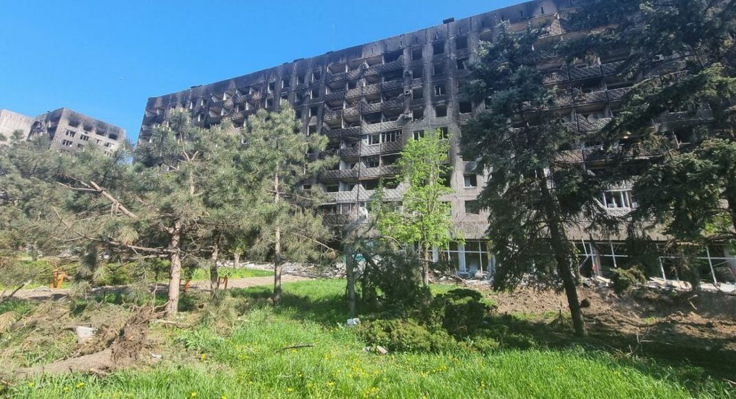 Окупанти збираються розселяти жителів Маріуполя в "безхозні" будинки