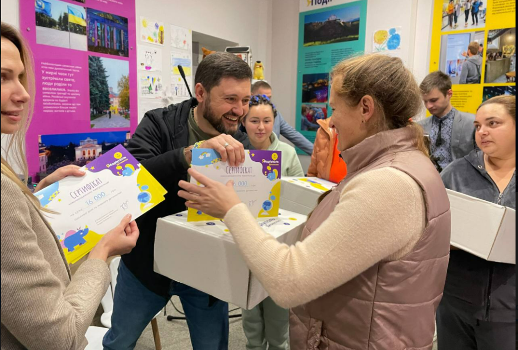 Переселенкам з Маріуполя передали набори малюка з сертифікатом на 16 тисяч гривень у Львові: фото