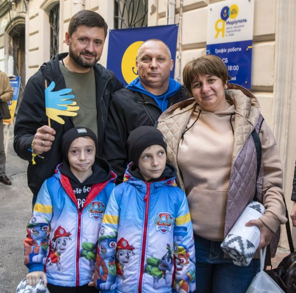 Переселенкам з Маріуполя передали набори малюка з сертифікатом на 16 тисяч гривень у Львові: фото