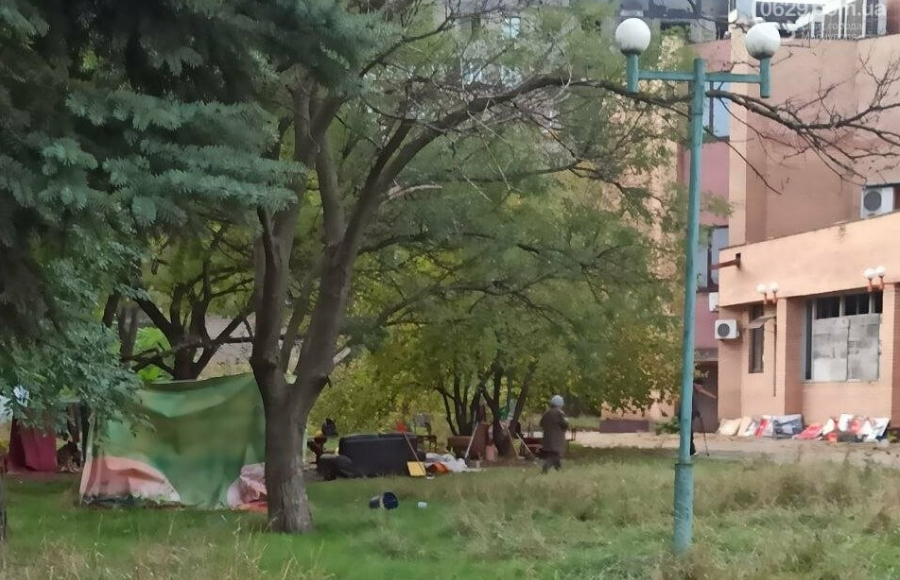 У Маріуполі люди досі живуть у наметах на вулиці, їх житло розбомбили росіяни, - міськрада