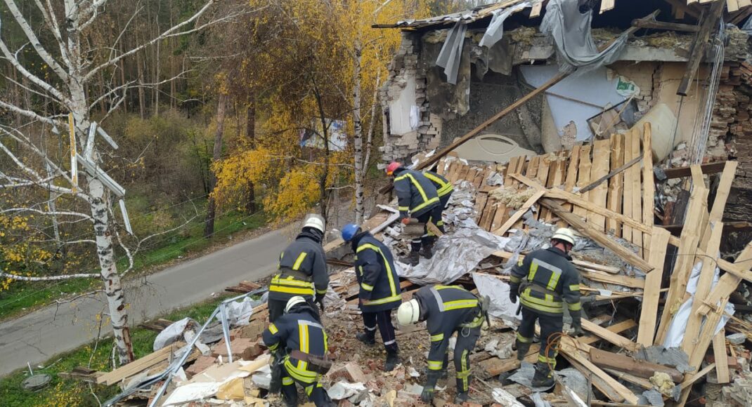 У Святогірську почали розбір завалів зруйнованої 5-поверхівки (фото)