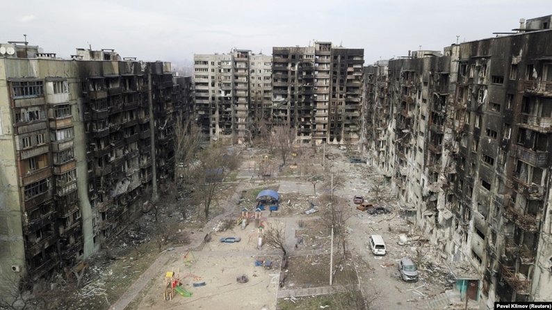 В окупованому Маріуполі люди стоять у чергах для отримання довідок про смерть