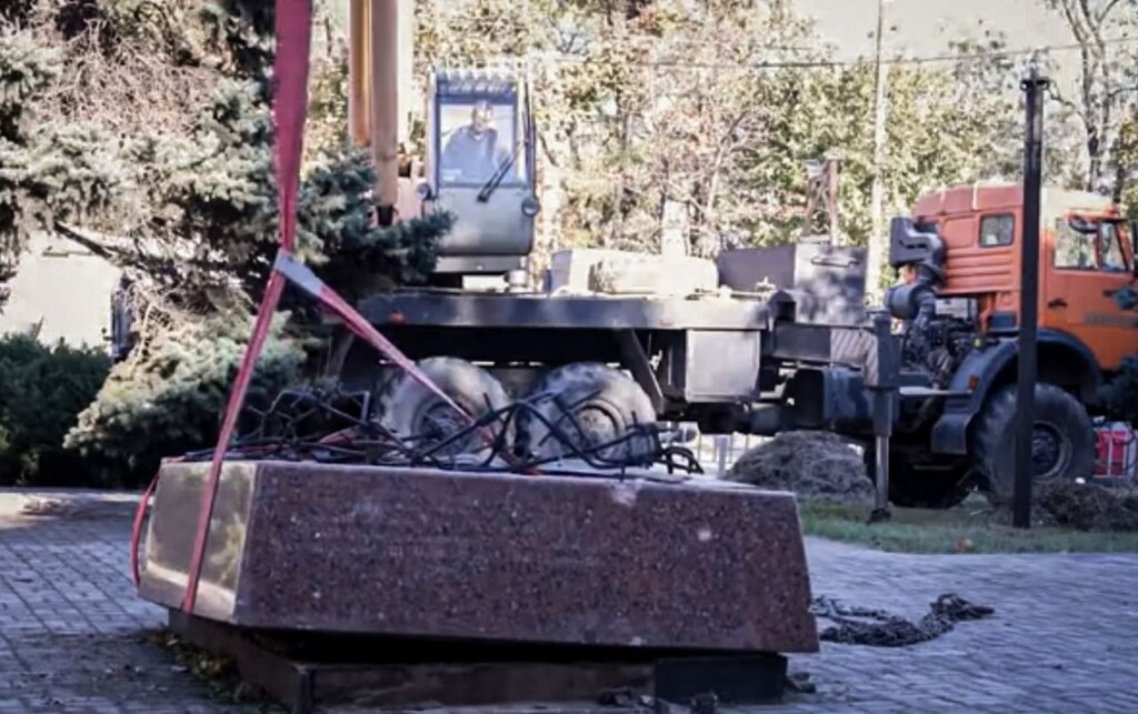 демонтували пам’ятник жертвам Голодомору в Маріупол