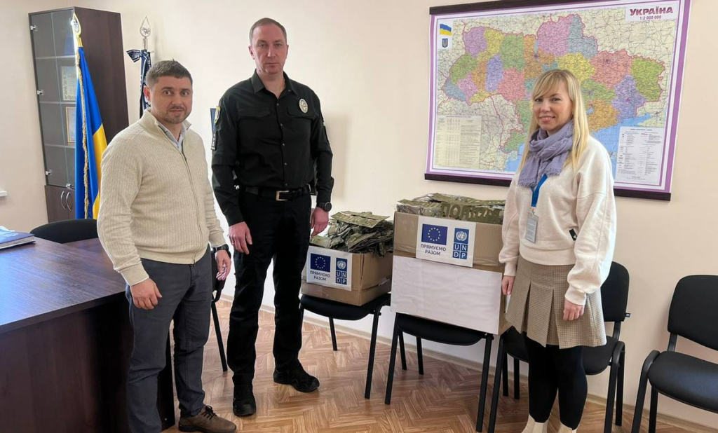 Поліцейські Луганської області отримали від Програми розвитку ООН комплекти тактичного форменого одягу