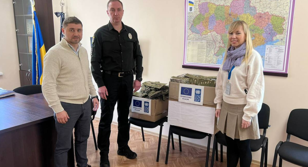 Полицейские Луганской области получили от Программы развития ООН комплекты тактической форменной одежды: фото