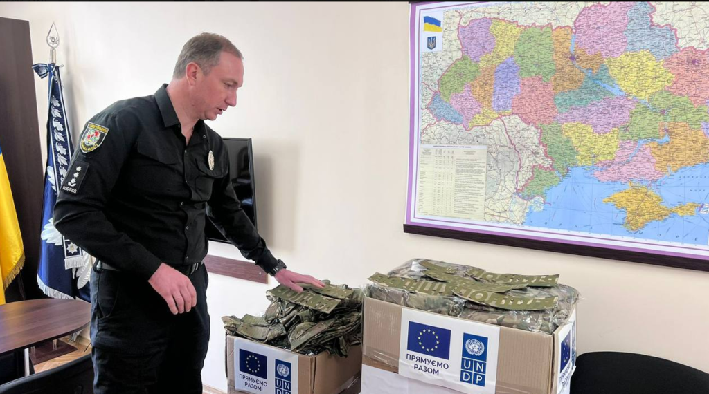 Поліцейські Луганської області отримали від Програми розвитку ООН комплекти тактичного форменого одягу