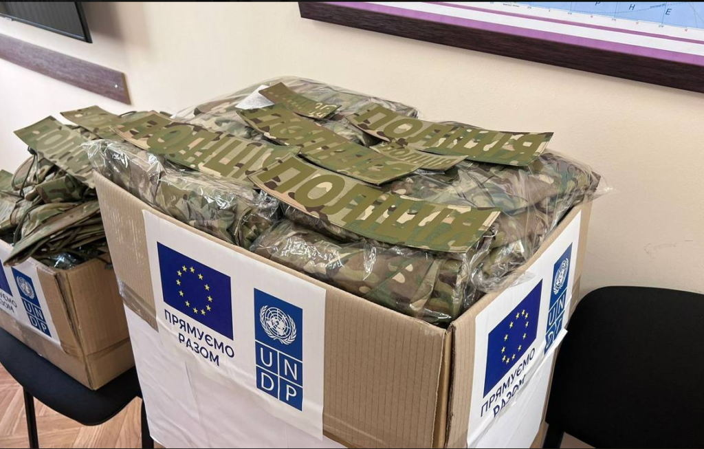 Поліцейські Луганської області отримали від Програми розвитку ООН комплекти тактичного форменого одягу