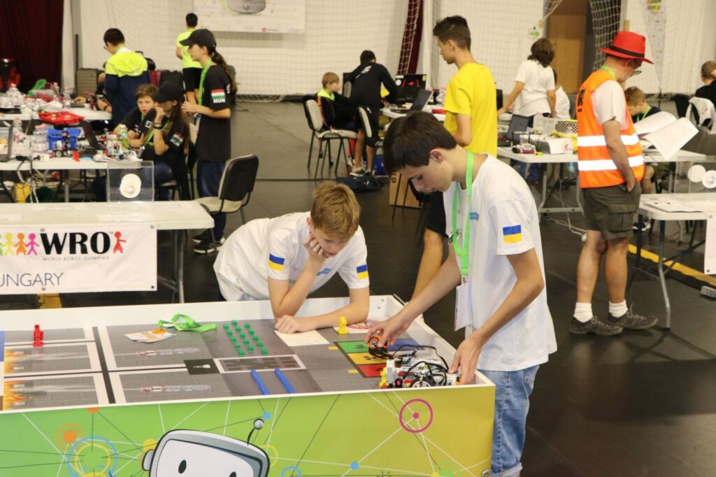Подружжя переселенців з Донеччини навчає дітей робототехніці у Рівненській області