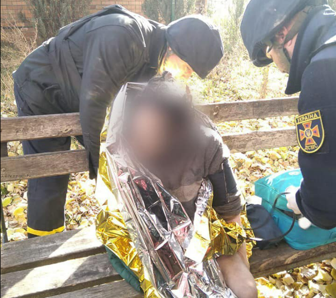 На Донеччині рятувальники за добу ліквідували 4 пожежі після обстрілів росія та врятували жінку