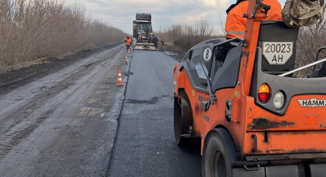 Дорогу до Бахмута ремонтують і встановлюють переправи, - Мінінфраструктури (фото)