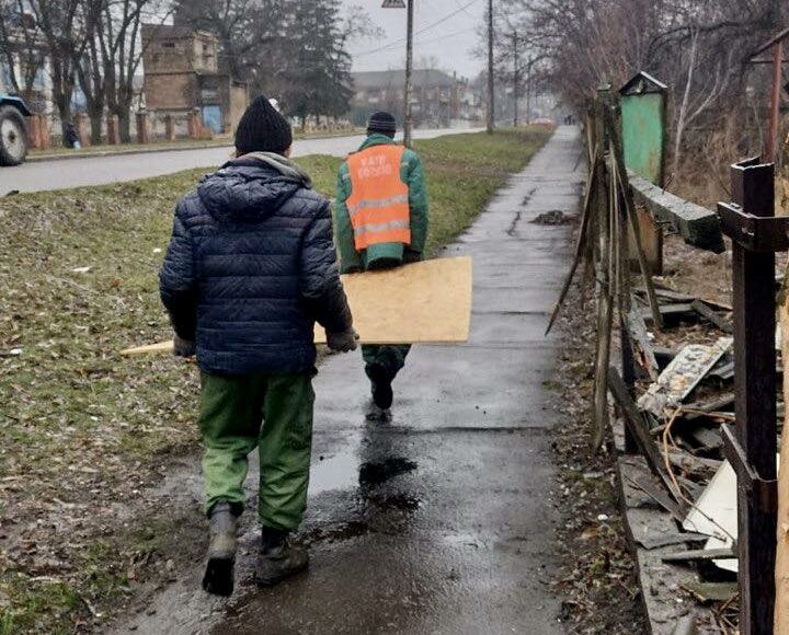 Мешканці Краматорська отримують допомогу для ліквідації наслідків обстрілів з боку рф