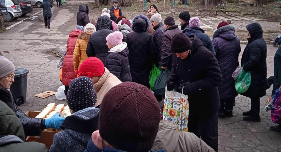 Новорічні та різдвяні свята в окупованому Маріуполі зустрічають у чергах за гарячою їжею: фото