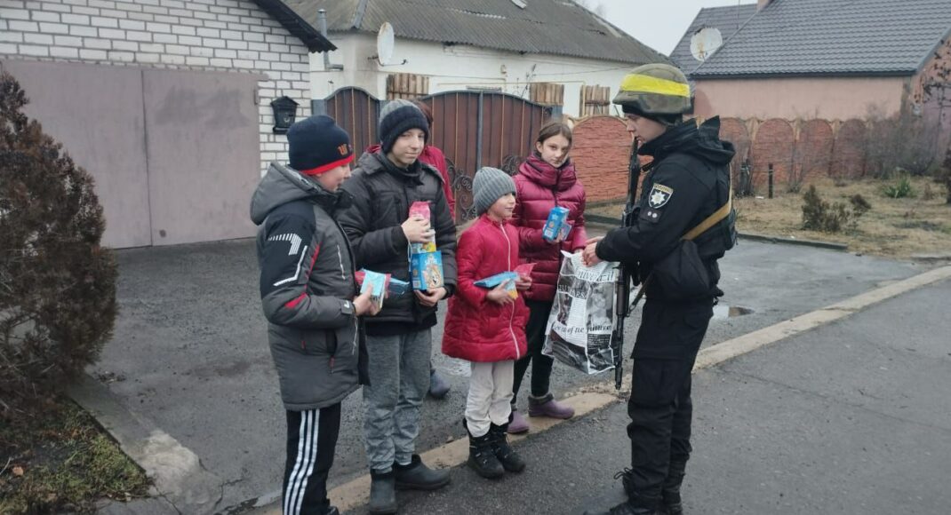 У звільненому Лимані поліціянти допомагають дітям