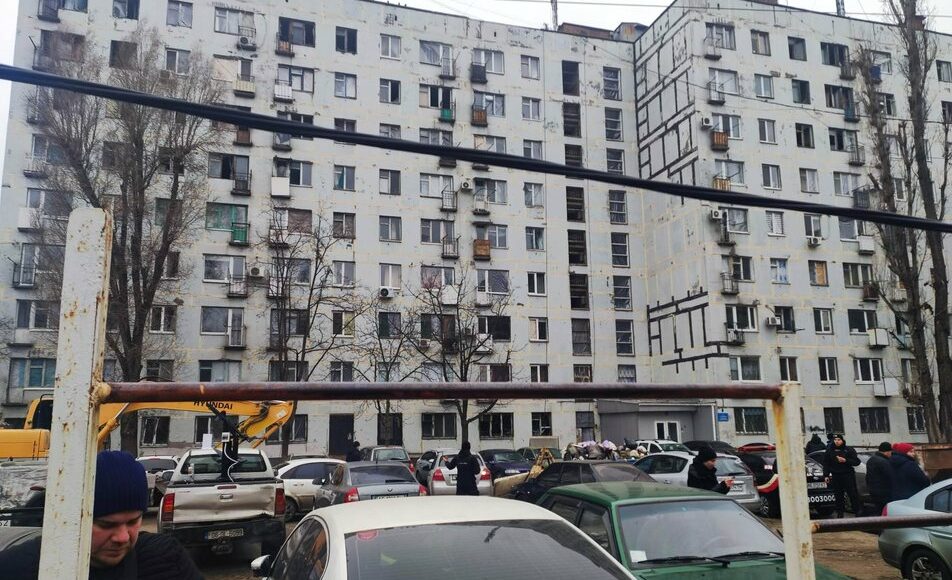 Від ракетного удару в Дніпрі постраждав гуртожиток, де жили переселенці з Луганщини