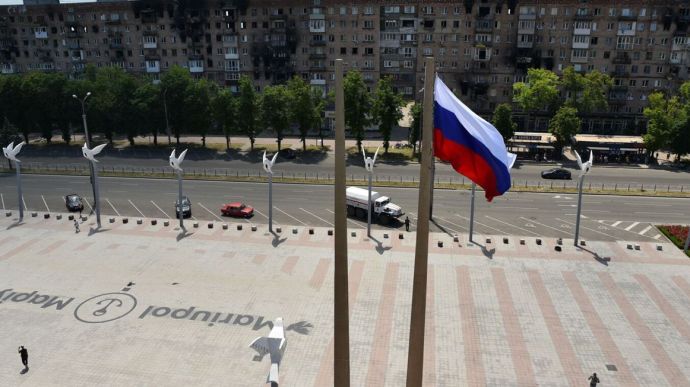 Рашисти у Маріуполі виставили охорону під свій прапор на площі Свободи