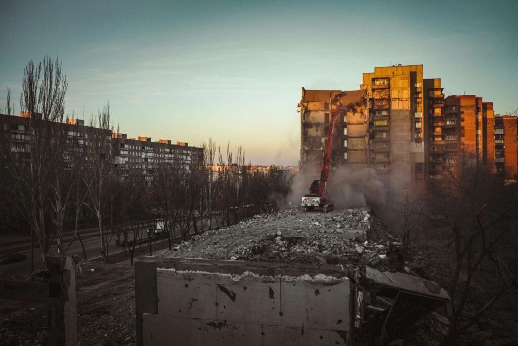 Окупанти нищать будинки в центрі Маріуполя: фото