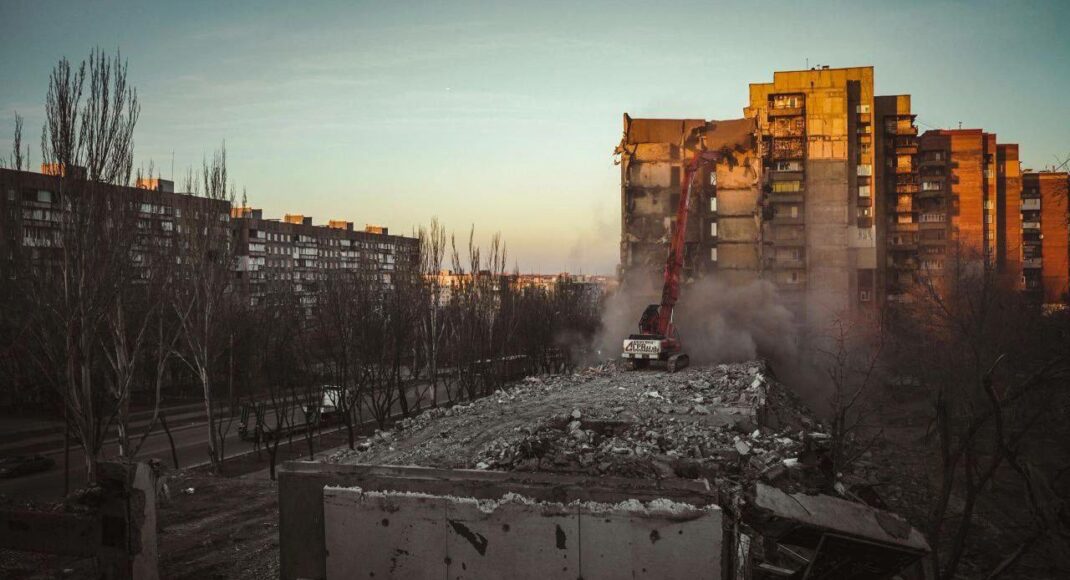 Окупанти нищать будинки в центрі Маріуполя: фото