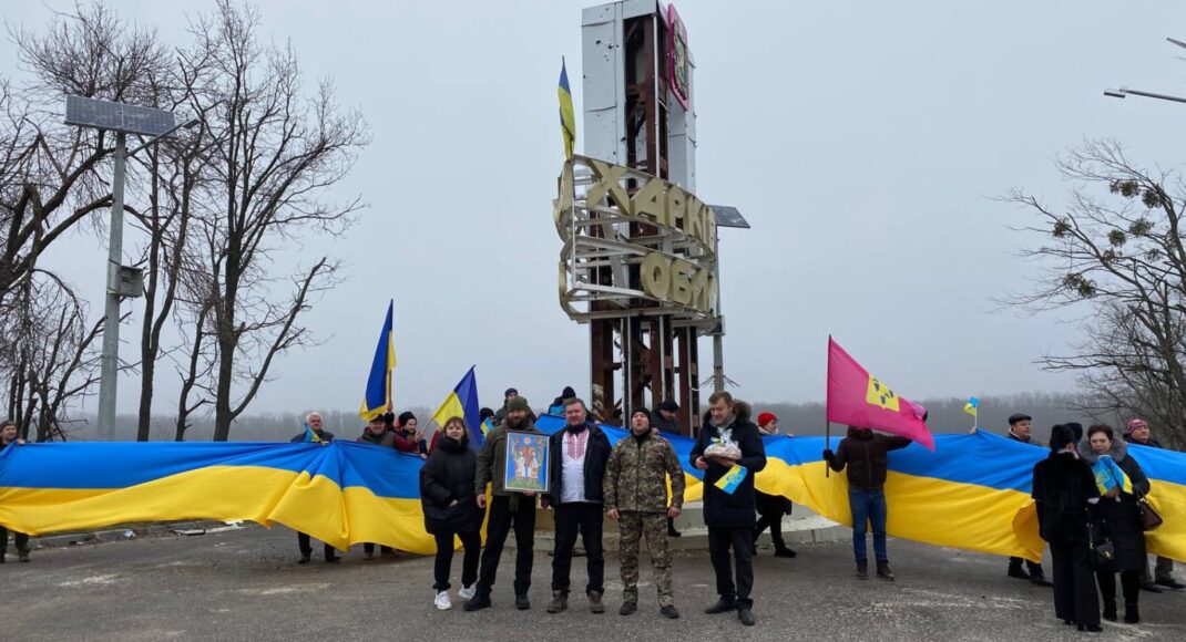 Зі Святогірська до Ізюма: до Дня Соборності влаштували автопробіг і розгорнули прапор країни