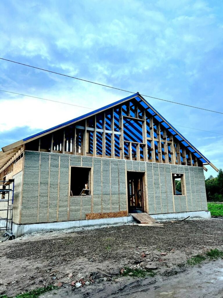 Зараз будівля на етапі будування стелі