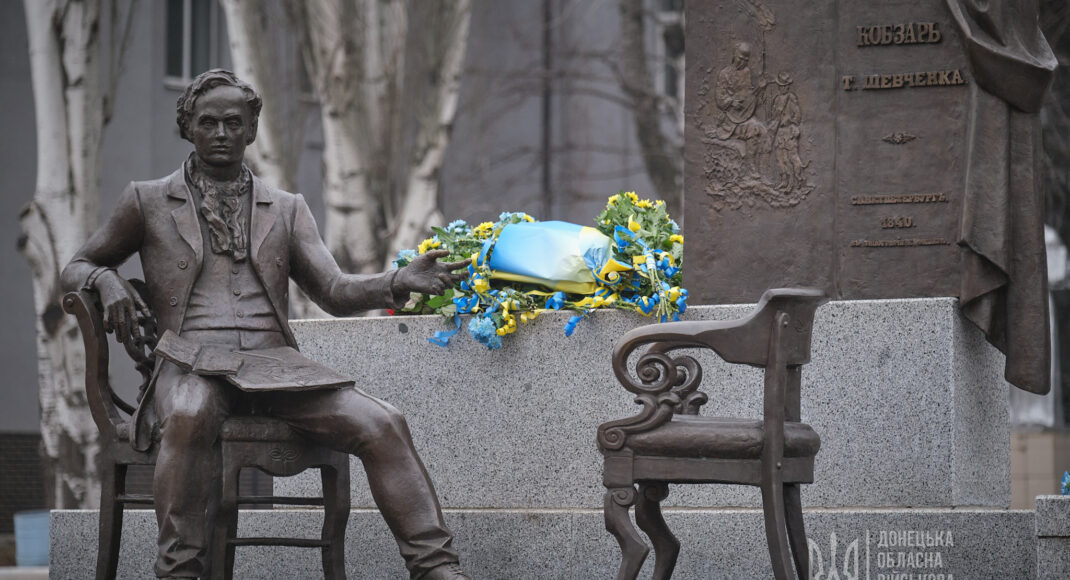 На Донеччині у День Соборності поклали квіти до пам'ятника Шевченку у Покровську