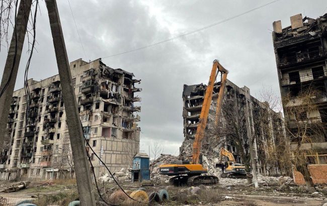 Окупанти завозять в зруйнований Маріуполь ще 50 тис. росіян, — Андрющенко
