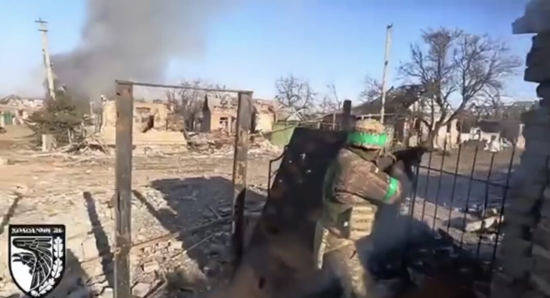 Украинские бойцы ведут тяжелые бои в Бахмуте: видео