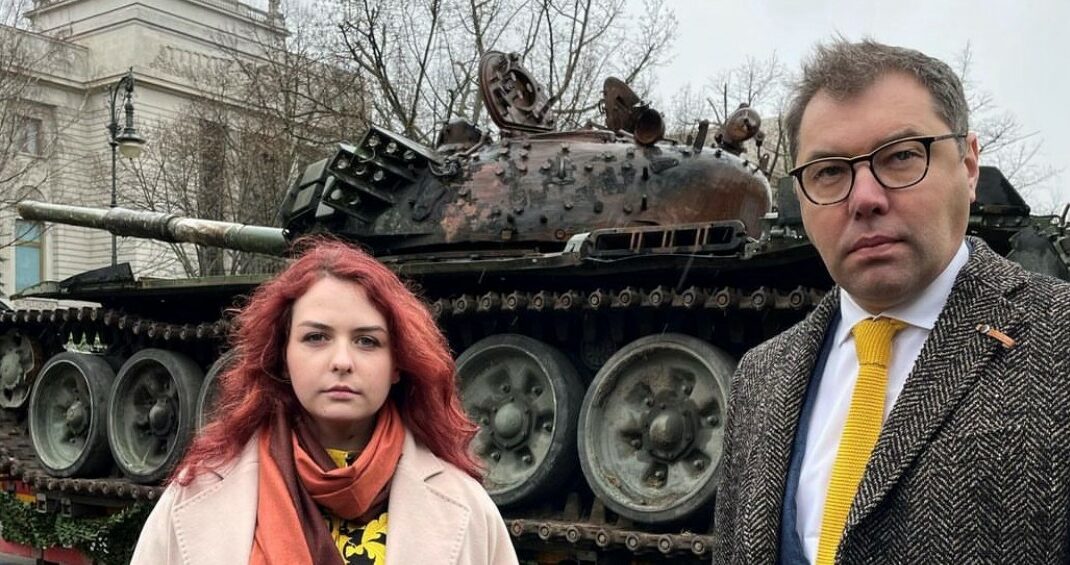 Защитница Азовстали "Пташка" спела, сидя на уничтоженном российском танке в Берлине