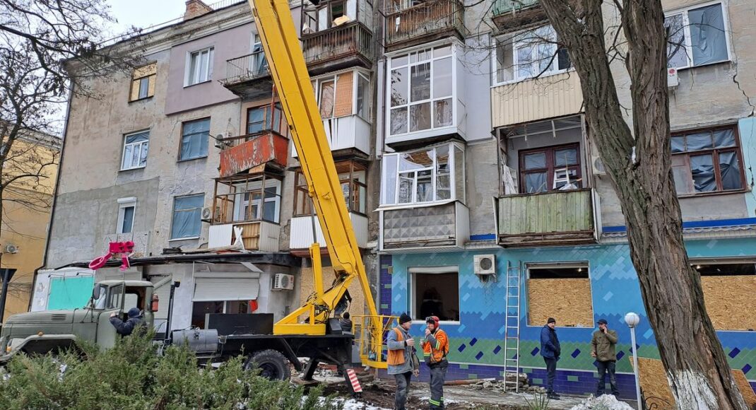 У Краматорську надають допомогу жителям будинків після наслідків обстрілів, завданих росією: контакти
