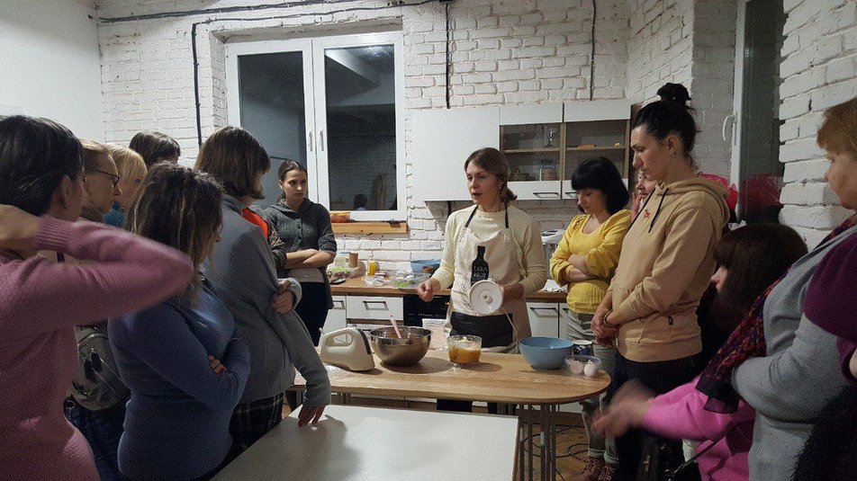 Женщины переселенки из Донецкой и Луганщины преодолевают стресс кулинарией во Львове: видео