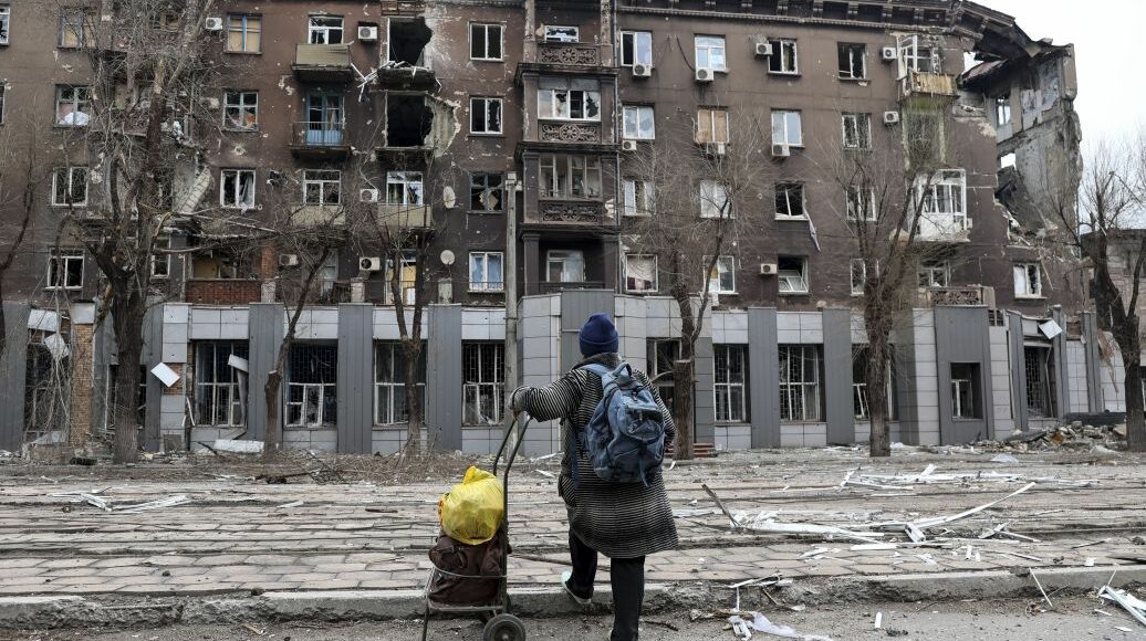 Окупанти зносять будинки та викидають маріупольців на вулицю, - міськрада (відео)