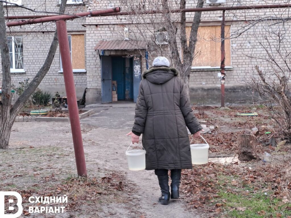 Мешканка Лимана несе воду додому