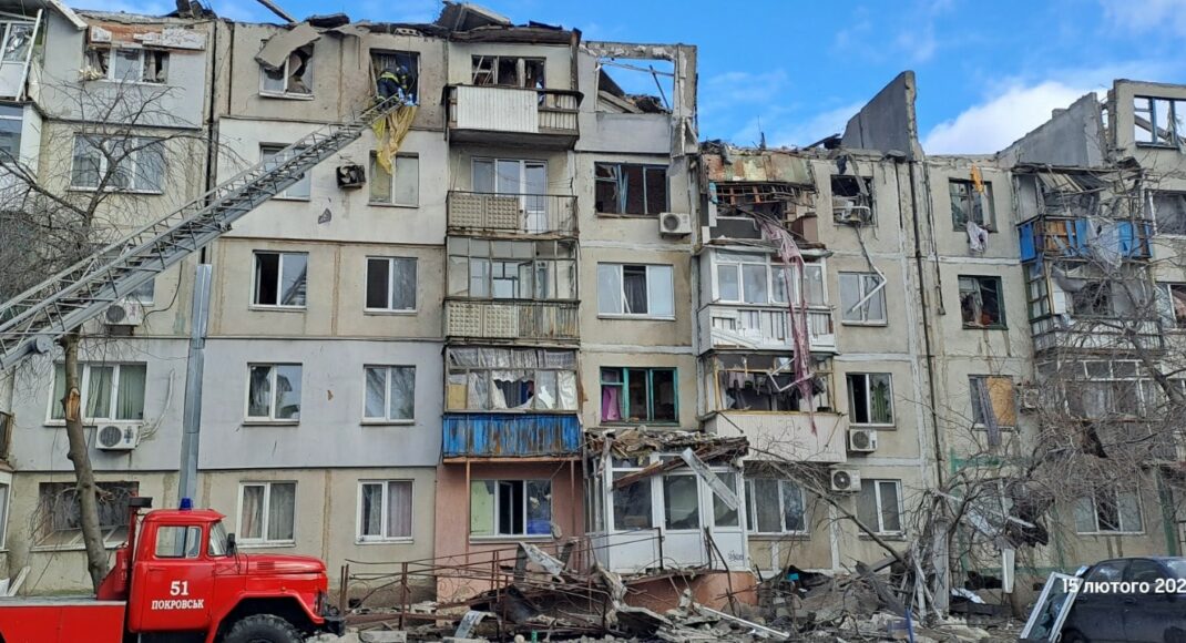 Россияне нанесли удар по Покровску и повредили многоэтажку: фото