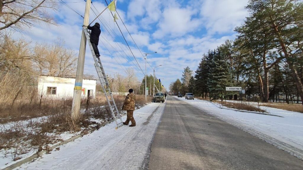 У Святогірську вивішують прапори України