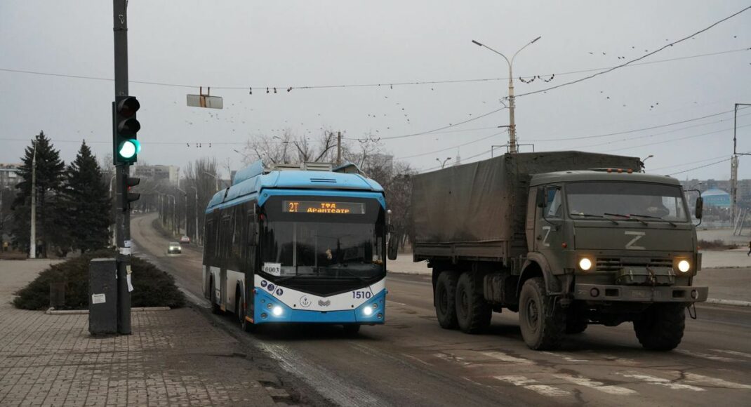 У Маріуполі жителі зафіксували чоловіка, який пересувається громадським транспортом зі зброєю: фото