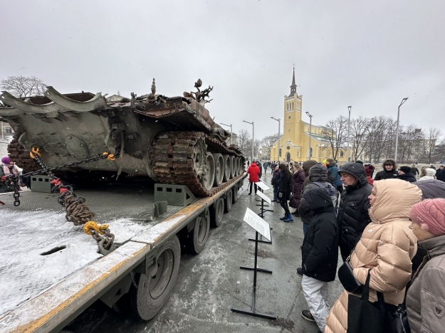 В центре Таллинна выставили подбитый в Украине российский танк