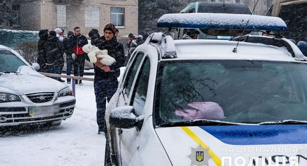 Поліціянти Торецька евакуювали з Нью-Йорка родину з немовлям