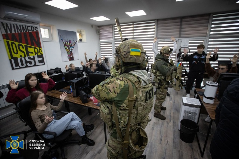 СБУ затримала групу шахраїв, яка обікрала рахунки маріупольців на 100 млн грн