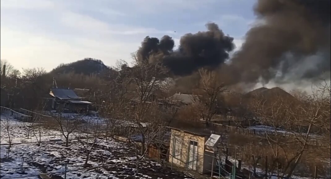 В окупованому Донецьку горить склад БК: відео