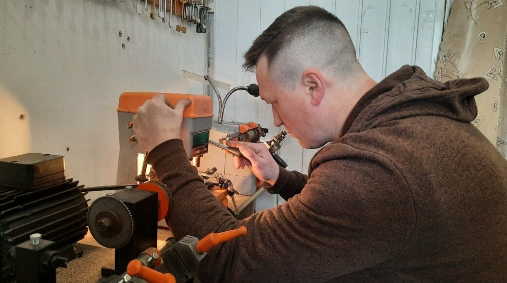 Переселенець з Маріуполя відкрив майстерню з виготовлення ключів у Львові