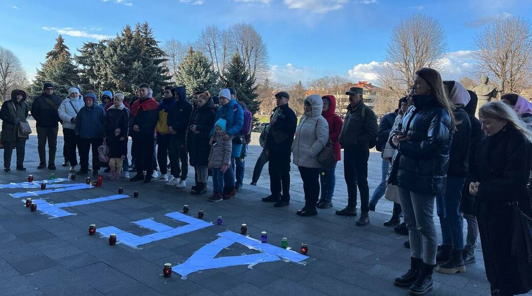 "ДЕ ТИ": в Ужгороді відбулась акція до річниці бомбардування російськими військовими театру в Маріуполі